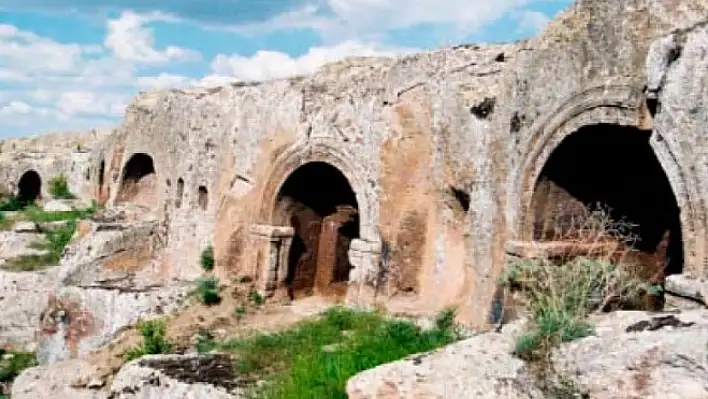 Ayşepınar Kaya Mezarları